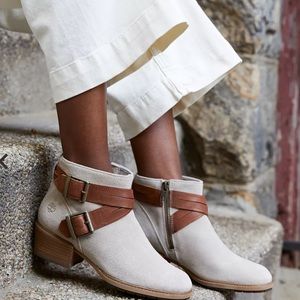 Excellent used condition! Sutherlin Bay cross-strap Timberland boots! Worn once